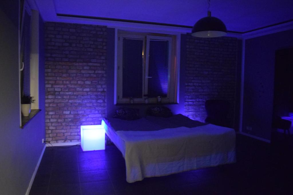 Apartament Poznań - sypialnia z nastrojowym oświetleniem LED