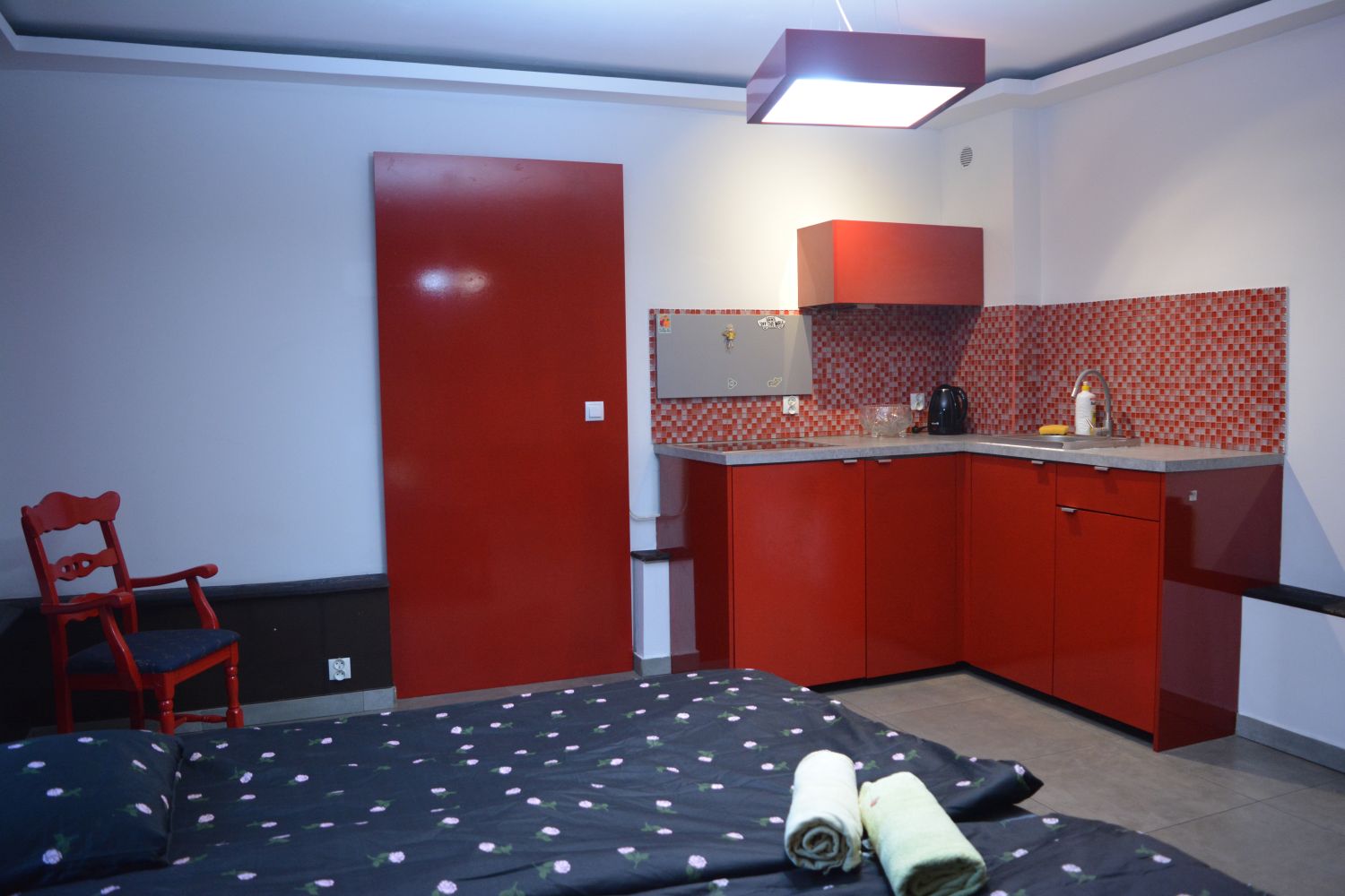 Wynajem na godziny Poznań - czerwona kuchnia z mozaiką