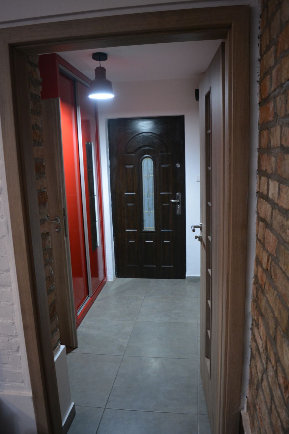 Wynajem krótkoterminowy Poznań - czerwona łazienka z mozaiką