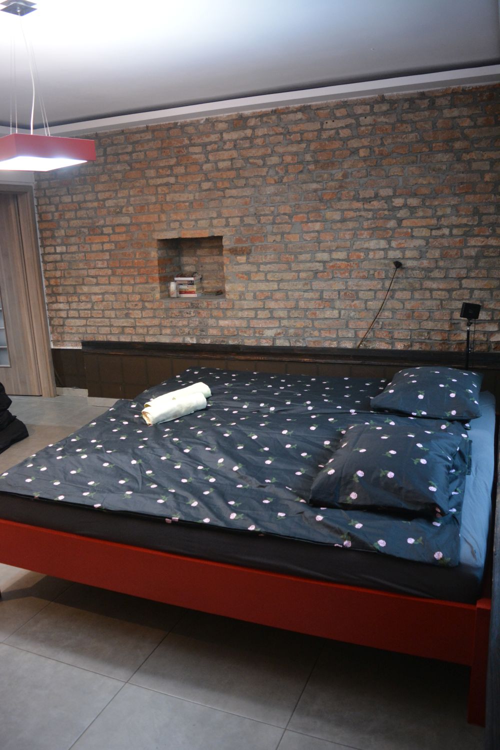 Pokoje na godziny Poznań - łazienka z czerwonym oświetleniem